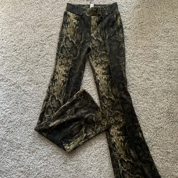 BNWT high waisted stretchy flare pants - Picture 2 of 4